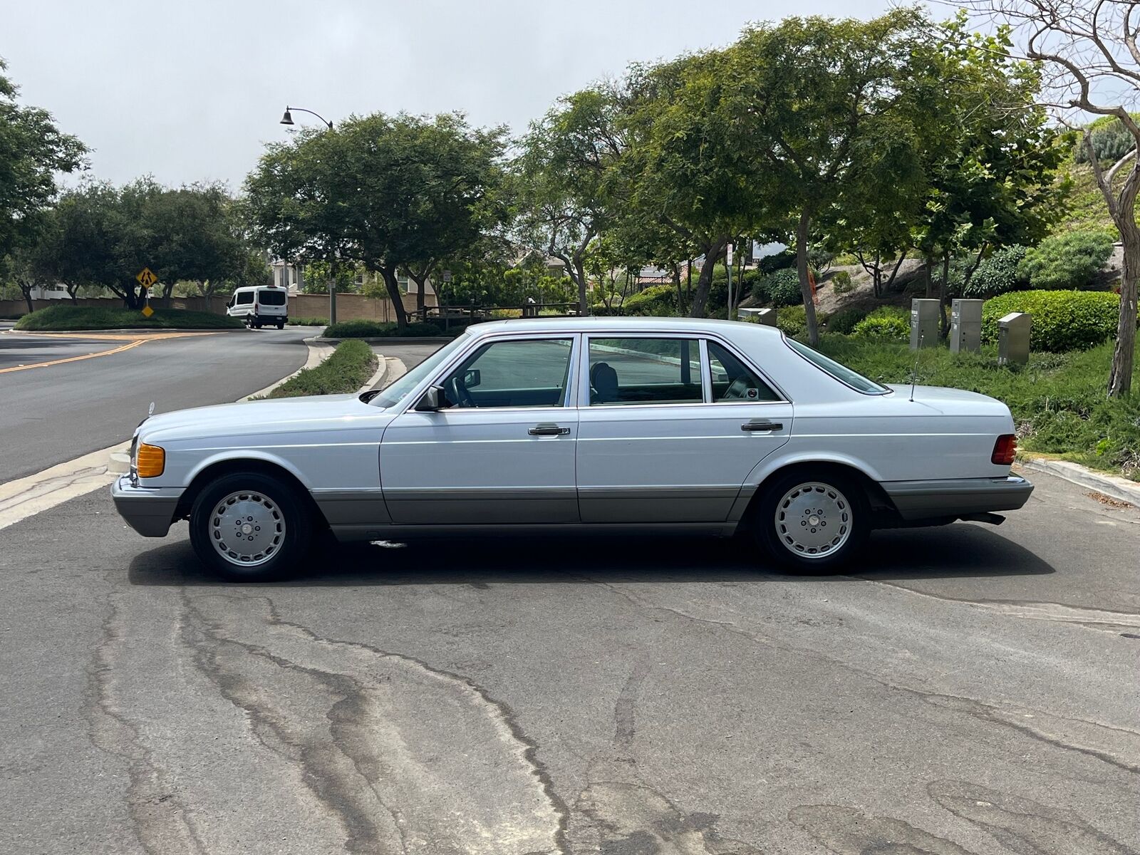 Mercedes-Benz-500-Series-1987-White-Gray-128345-2