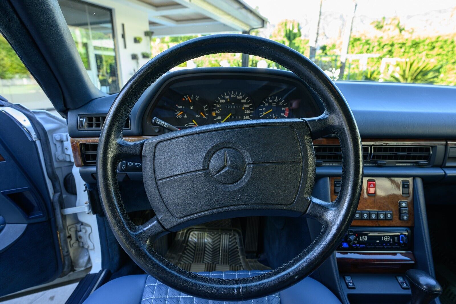 Mercedes-Benz-560sec-1988-White-Blue-103513-16