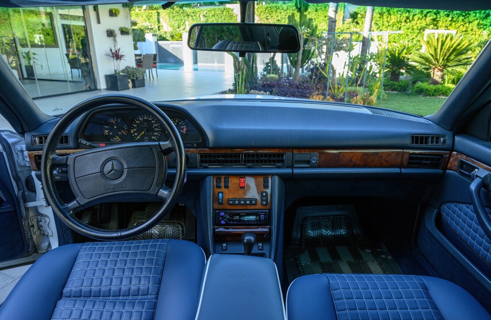 Mercedes-Benz-560sec-1988-White-Blue-103513-17