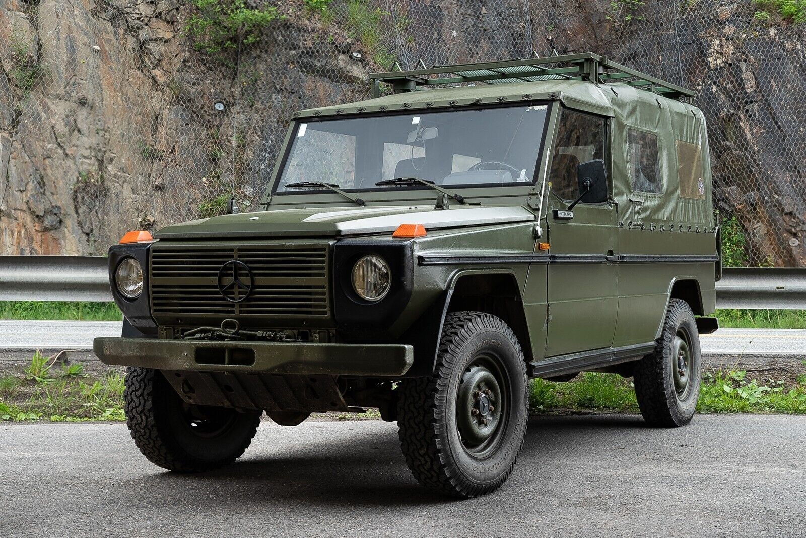 Mercedes-Benz-G-Wagon-Cabriolet-1982-23