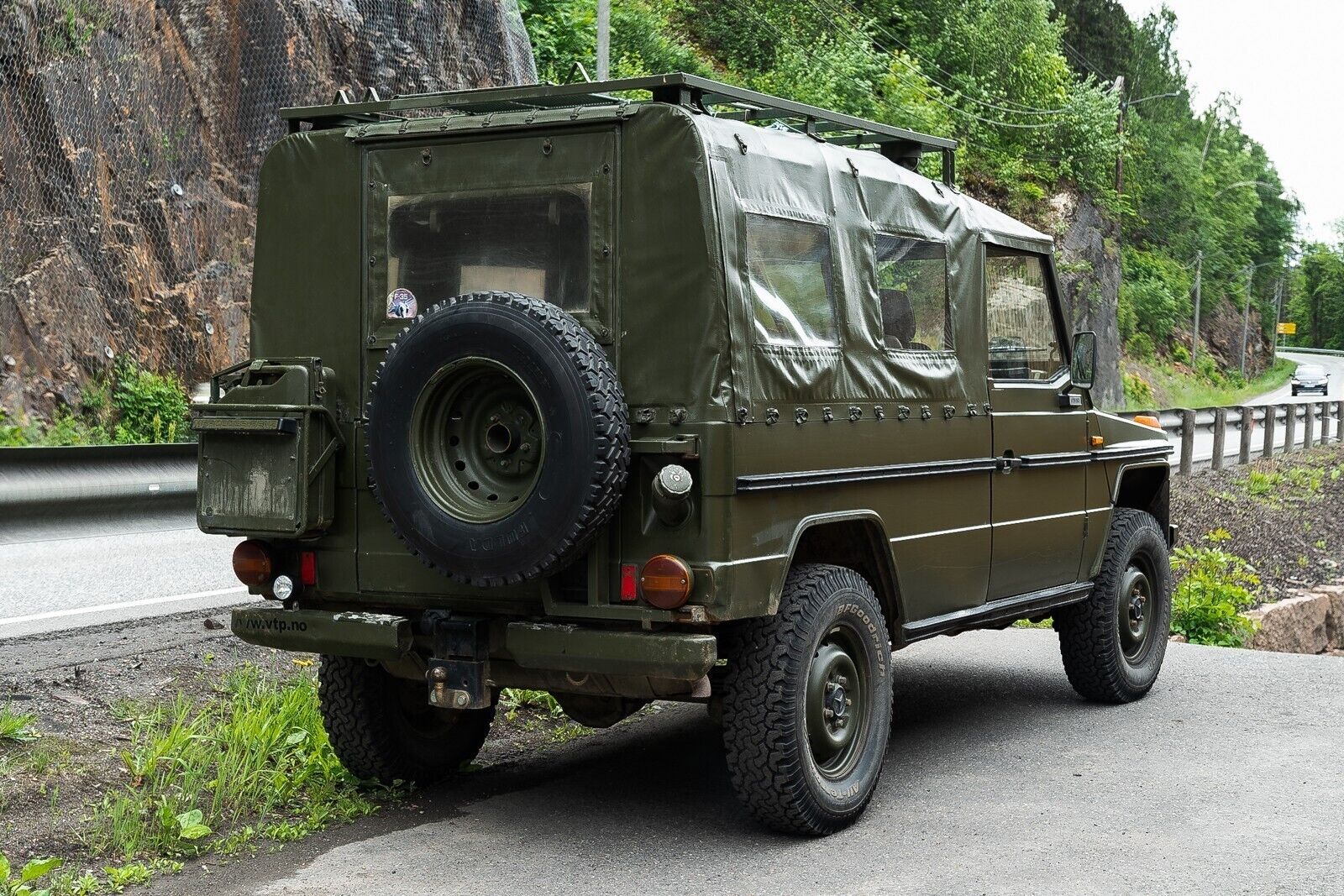 Mercedes-Benz-G-Wagon-Cabriolet-1982-25