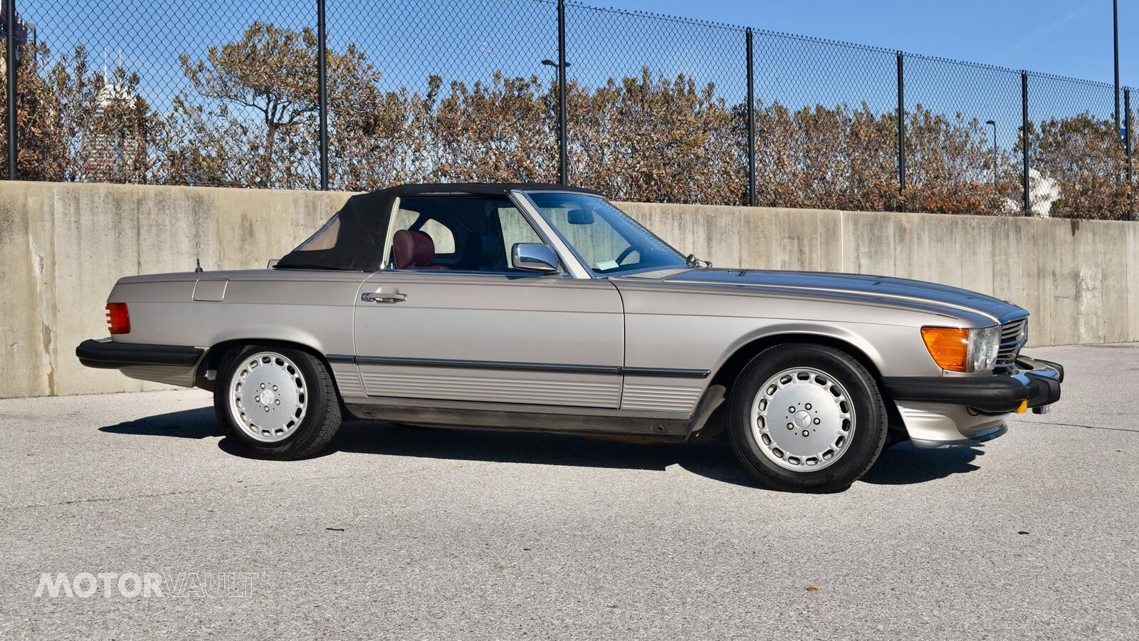 Mercedes-Benz-SL-Class-1986-Silver-Red-156732-14