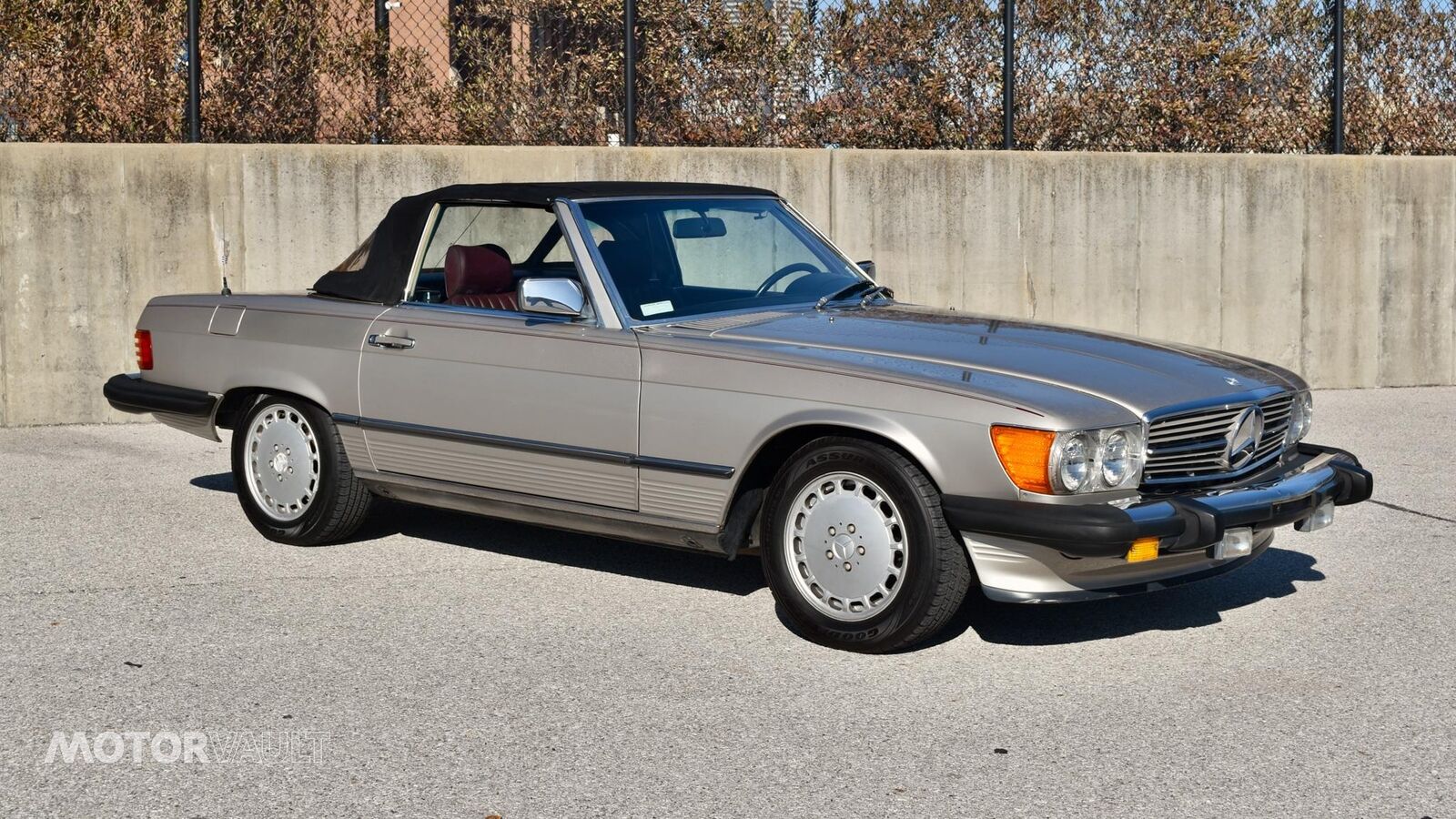 Mercedes-Benz-SL-Class-1986-Silver-Red-156732-15