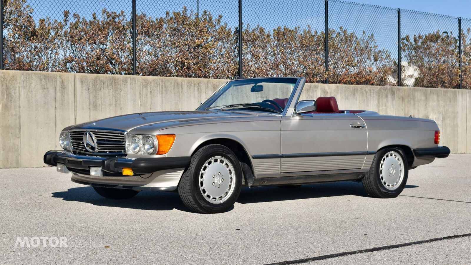 Mercedes-Benz-SL-Class-1986-Silver-Red-156732-18