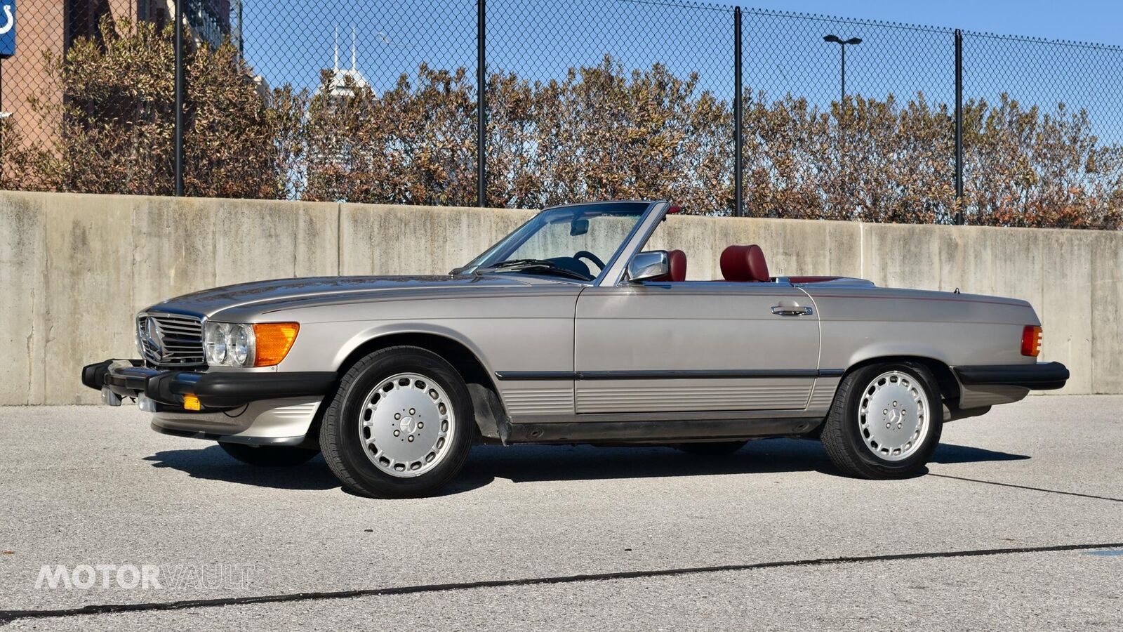 Mercedes-Benz-SL-Class-1986-Silver-Red-156732-19