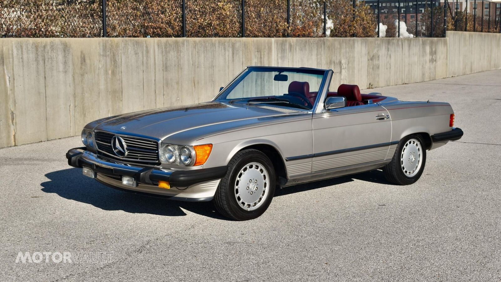 Mercedes-Benz-SL-Class-1986-Silver-Red-156732-22