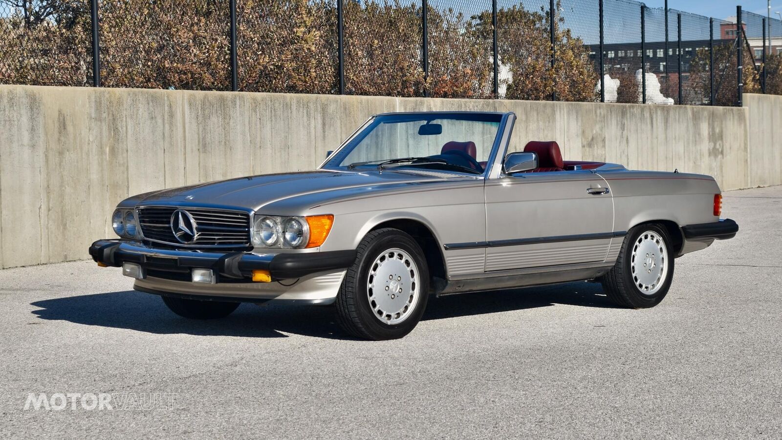 Mercedes-Benz-SL-Class-1986-Silver-Red-156732-23