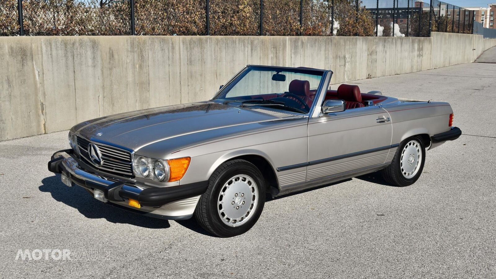 Mercedes-Benz-SL-Class-1986-Silver-Red-156732-24