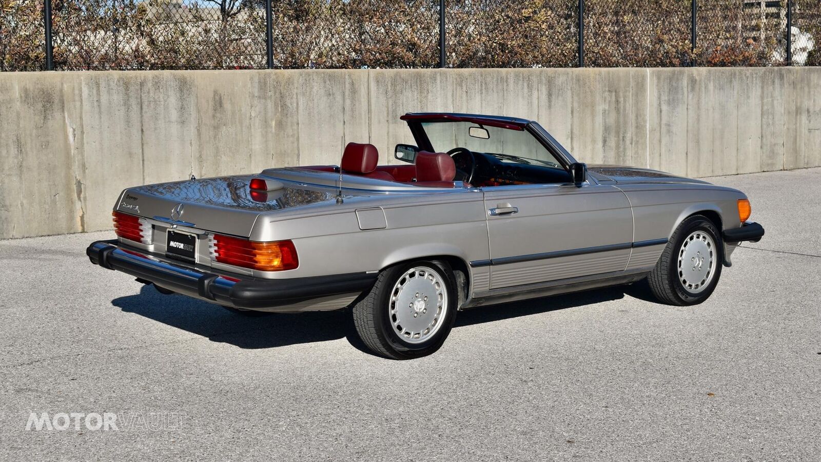 Mercedes-Benz-SL-Class-1986-Silver-Red-156732-29