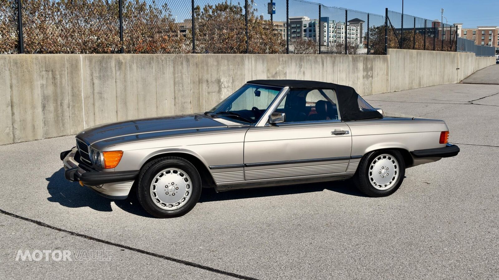 Mercedes-Benz-SL-Class-1986-Silver-Red-156732-3