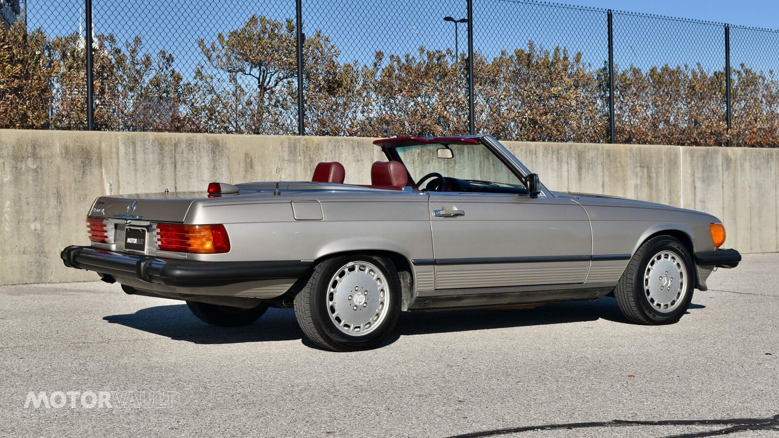 Mercedes-Benz-SL-Class-1986-Silver-Red-156732-30