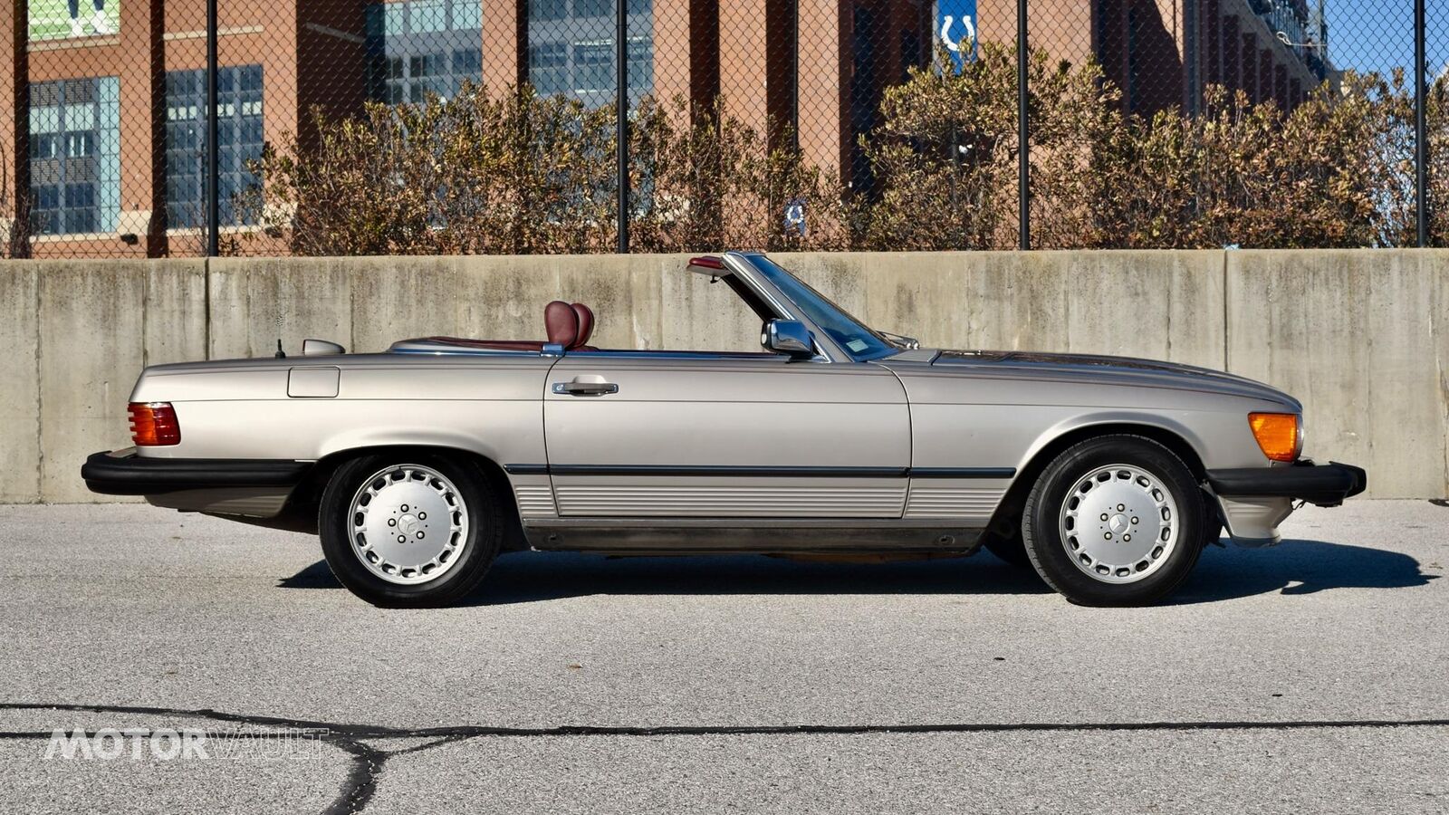 Mercedes-Benz-SL-Class-1986-Silver-Red-156732-31