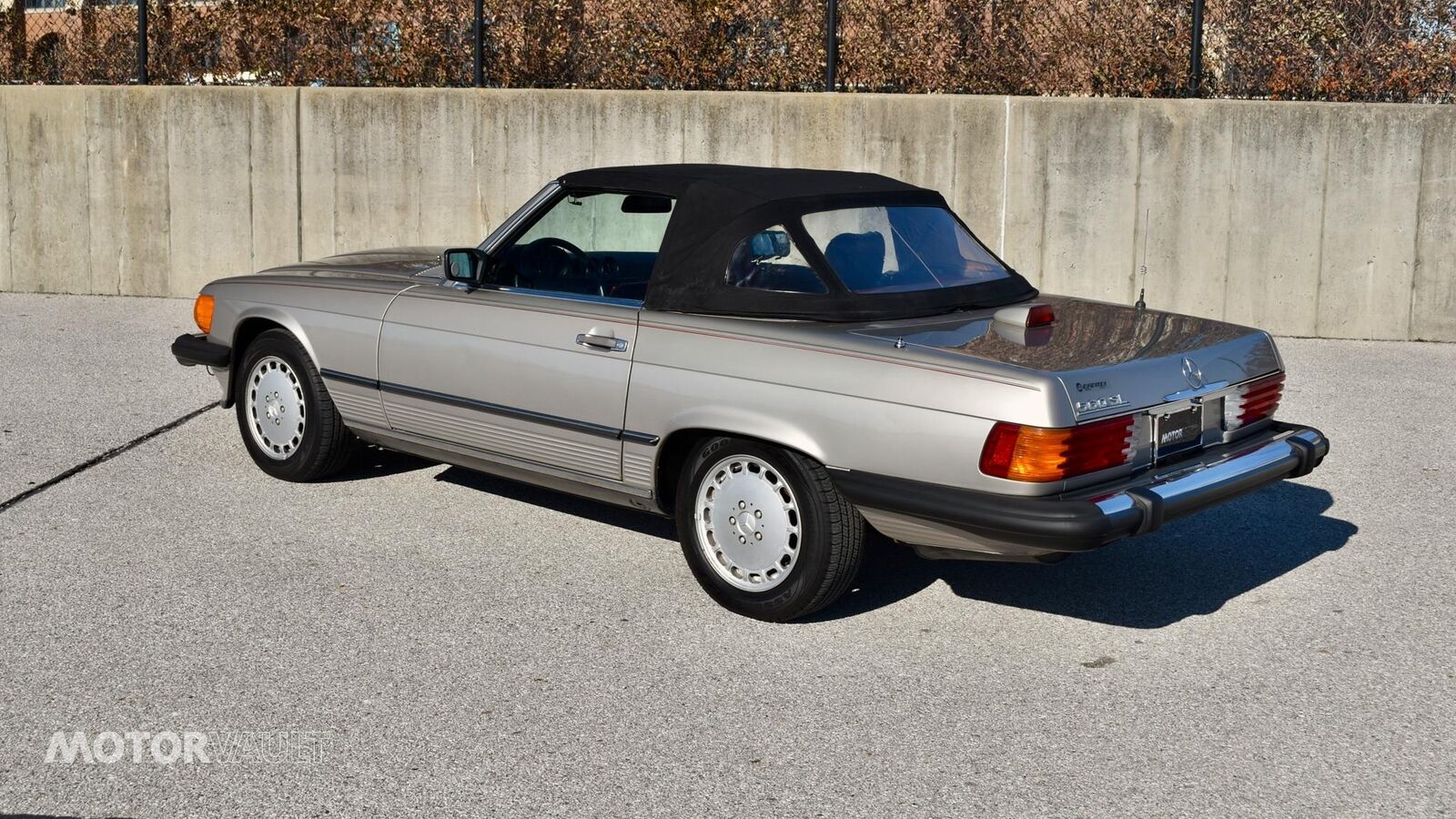 Mercedes-Benz-SL-Class-1986-Silver-Red-156732-4