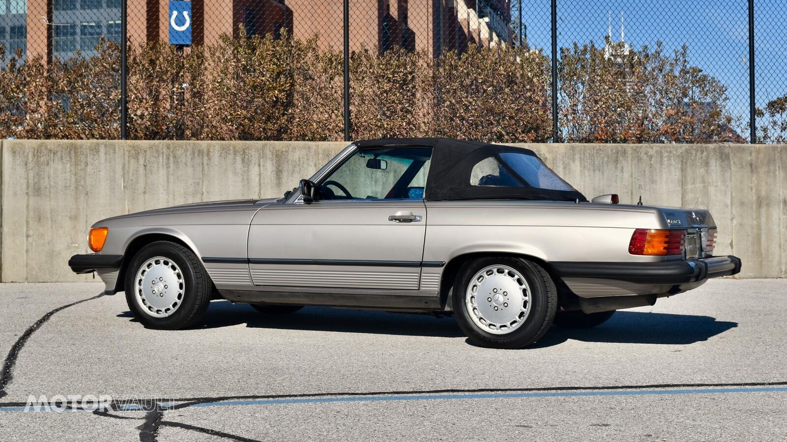 Mercedes-Benz-SL-Class-1986-Silver-Red-156732-5