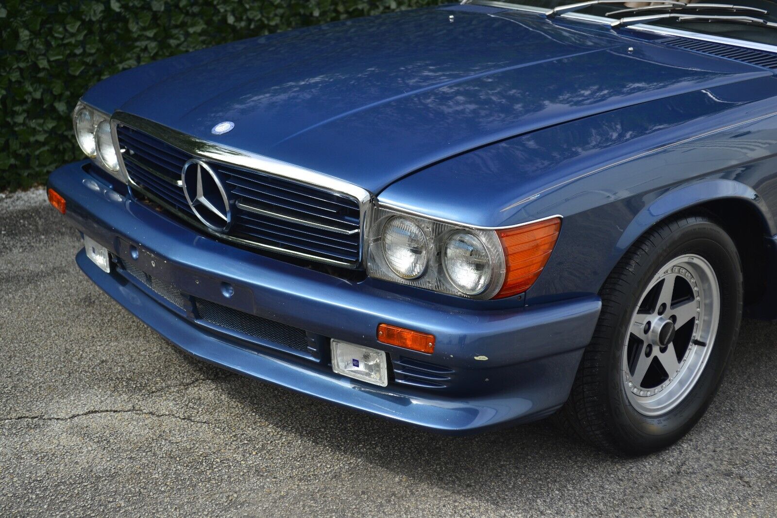 Mercedes-Benz-SL-Class-Cabriolet-1984-23