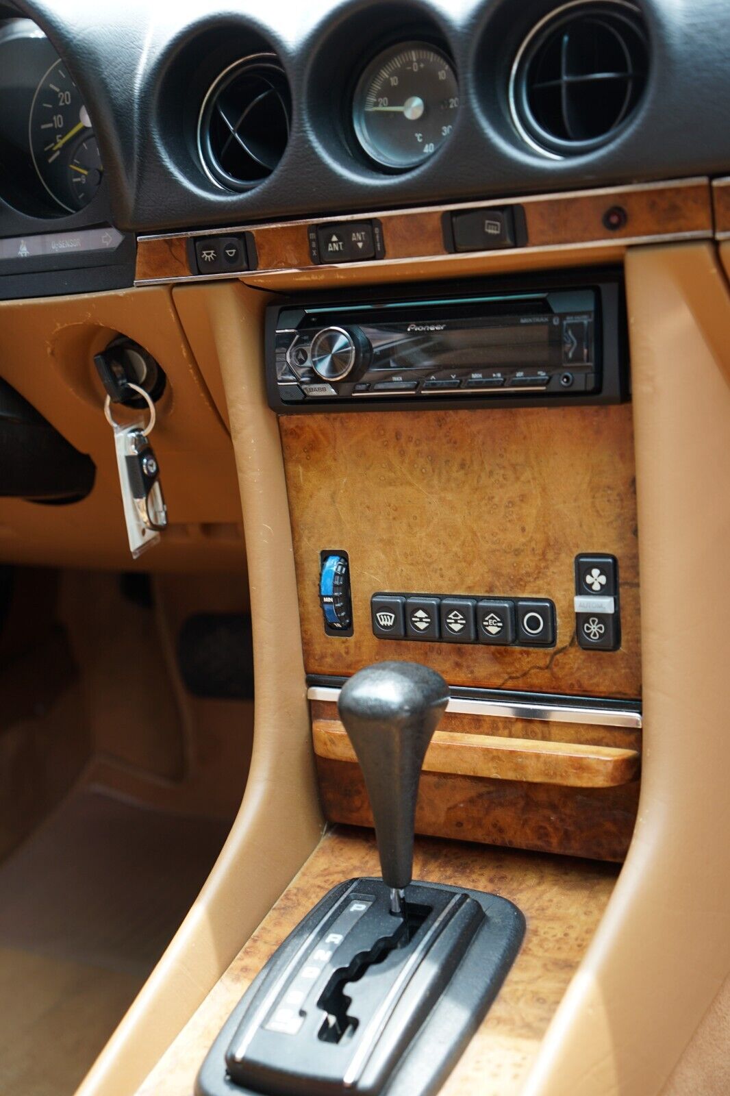 Mercedes-Benz-SL-Class-Cabriolet-1985-Green-Tan-182490-17