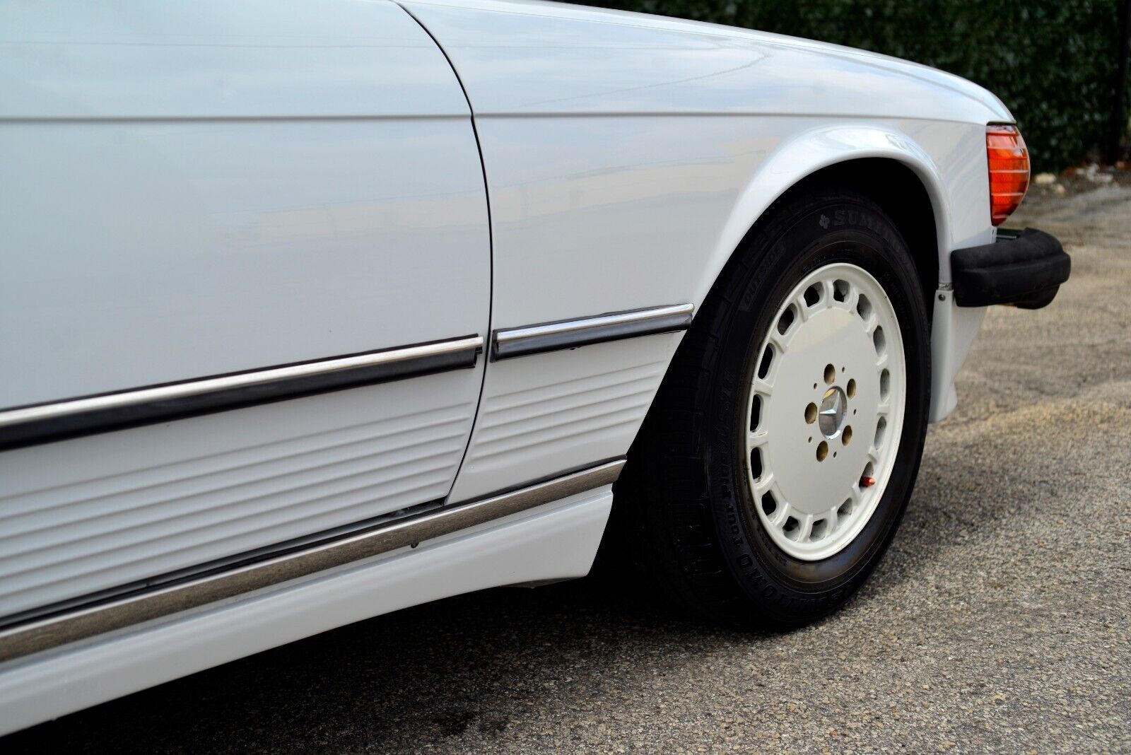 Mercedes-Benz-SL-Class-Cabriolet-1986-White-Red-152888-28