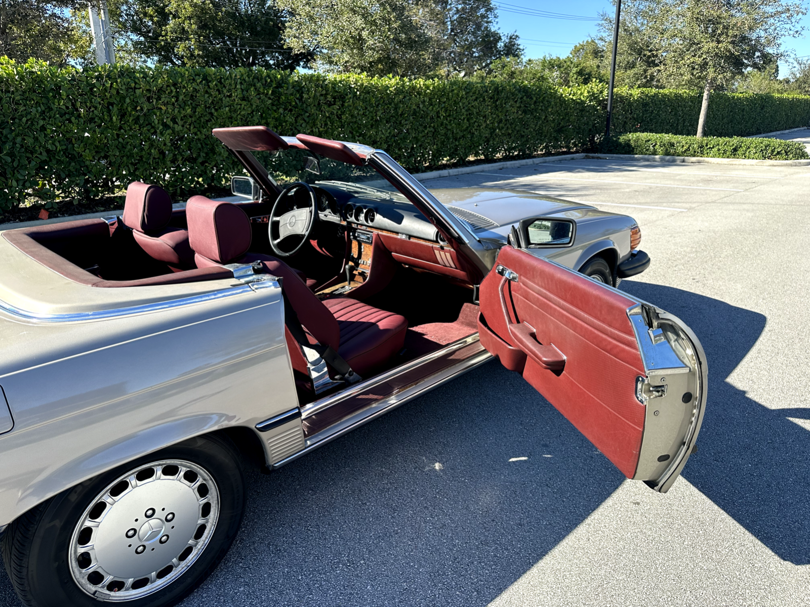 Mercedes-Benz-SL-Class-Cabriolet-1987-Gray-Burgundy-129230-19