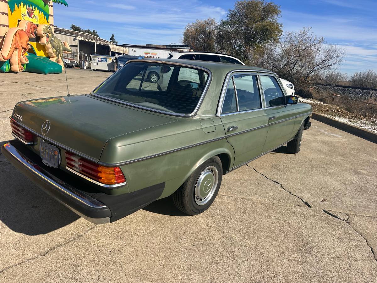 Mercedes-benz-Benz-280e-1977-2