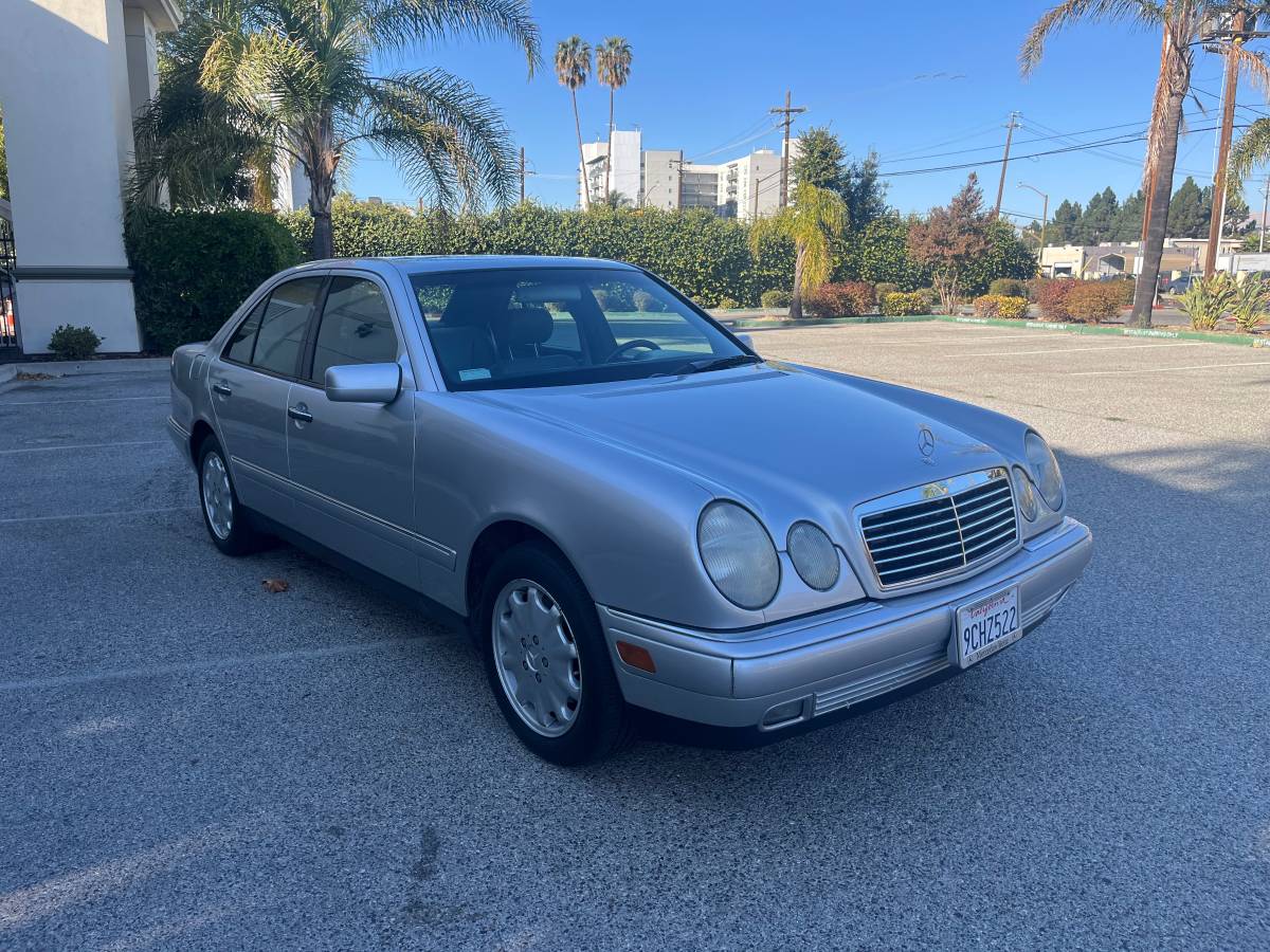 Mercedes-benz-Benz-e320-1989-silver-132967-1