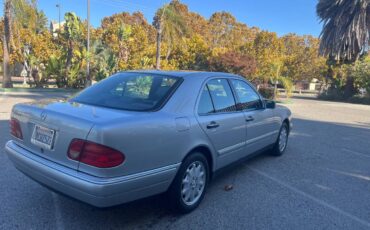 Mercedes-benz-Benz-e320-1989-silver-132967-2