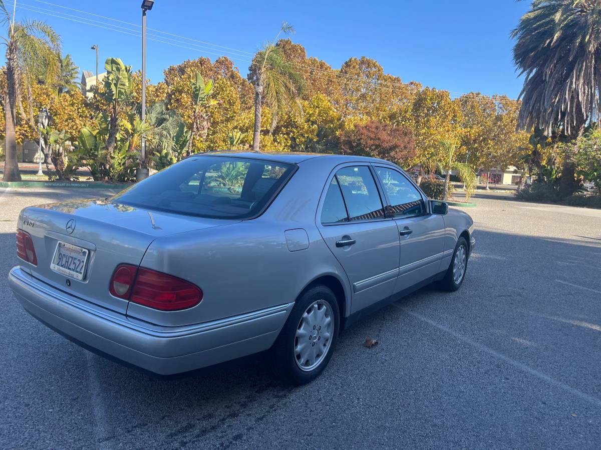 Mercedes-benz-Benz-e320-1989-silver-132967-2