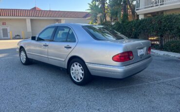 Mercedes-benz-Benz-e320-1989-silver-132967-3