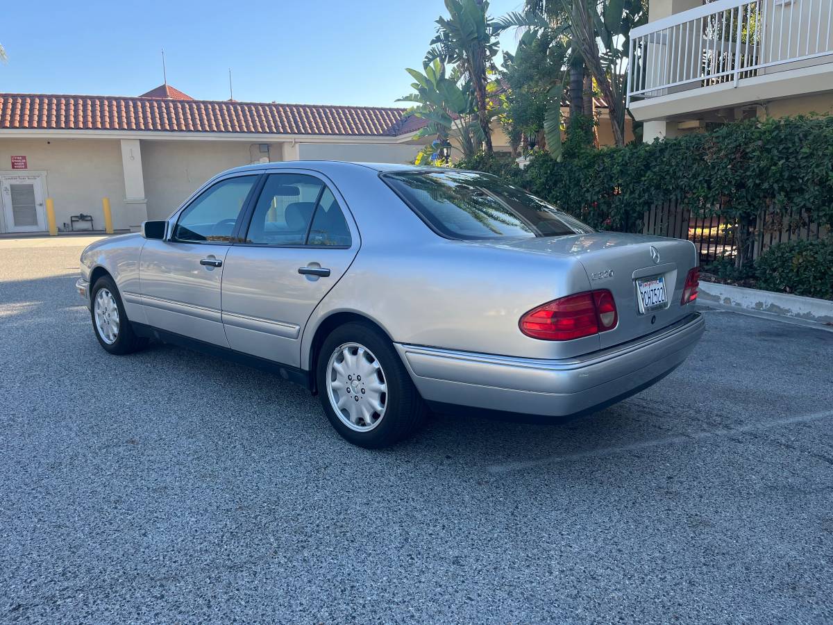 Mercedes-benz-Benz-e320-1989-silver-132967-3