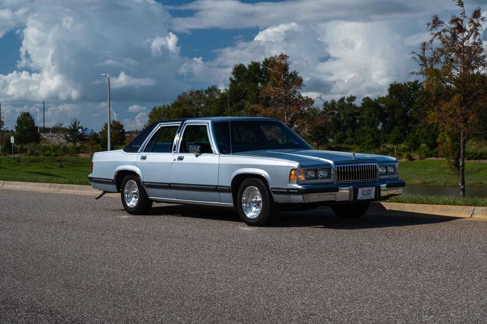 Mercury-Grand-Marquis-Berline-1989-Blue-Blue-240648-8