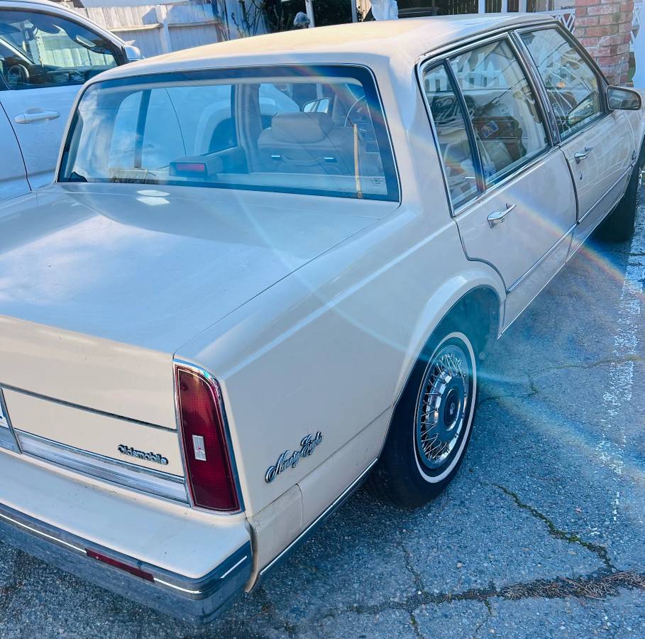 Oldsmobile-98-regency-1986-128424-1