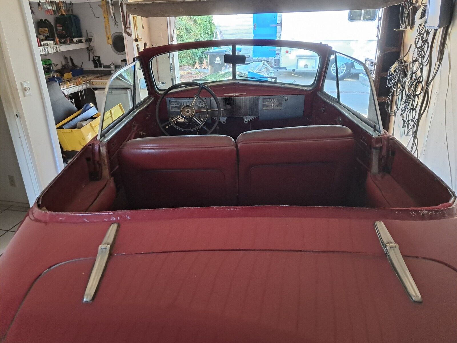 Oldsmobile-Custom-Cruiser-Cabriolet-1940-Burgundy-Red-1609344-11