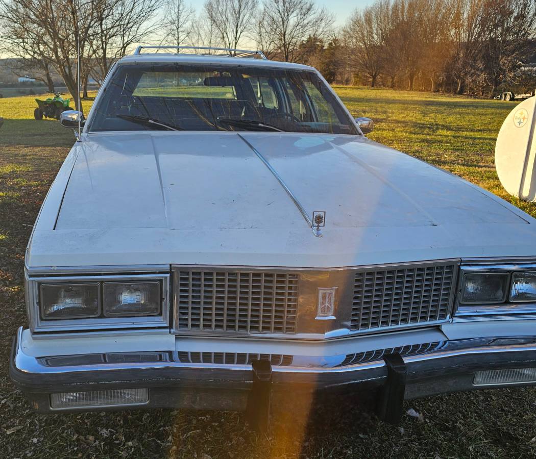 Oldsmobile-Custom-cruiser-wagon-1990-white-4836-1