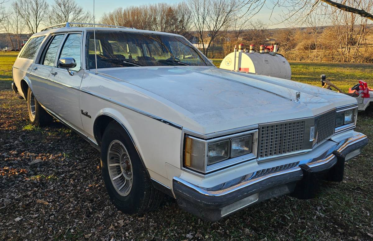 Oldsmobile-Custom-cruiser-wagon-1990-white-4836-2