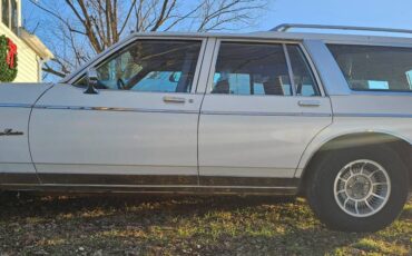 Oldsmobile-Custom-cruiser-wagon-1990-white-4836