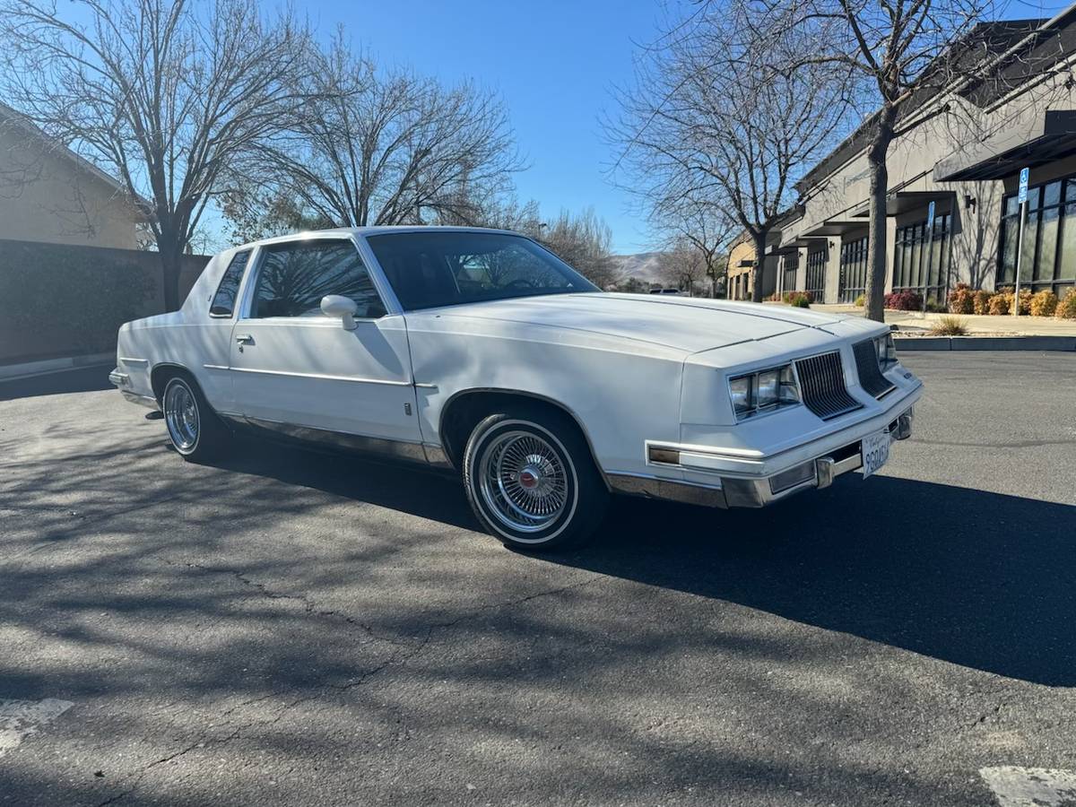 Oldsmobile-Cutlass-1983-white-144841-1