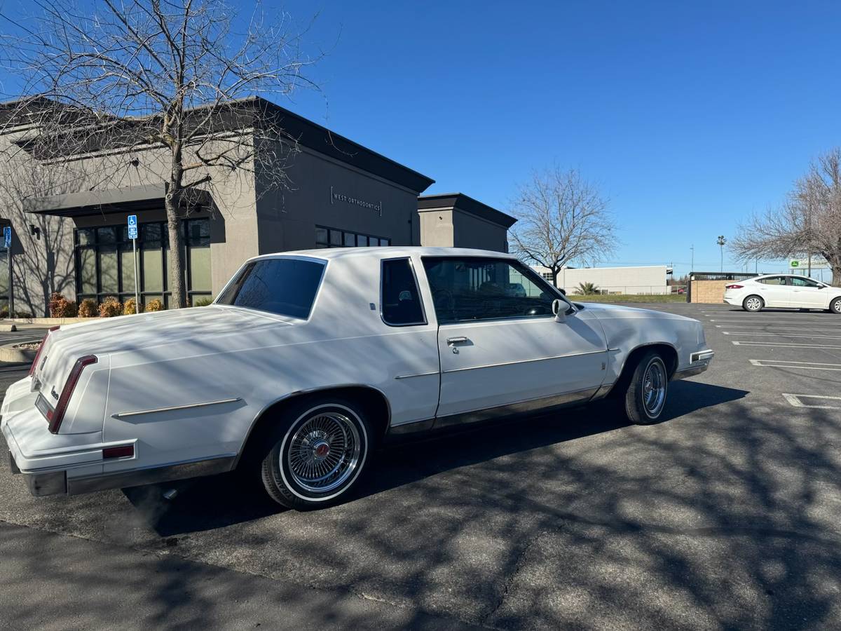 Oldsmobile-Cutlass-1983-white-144841-2