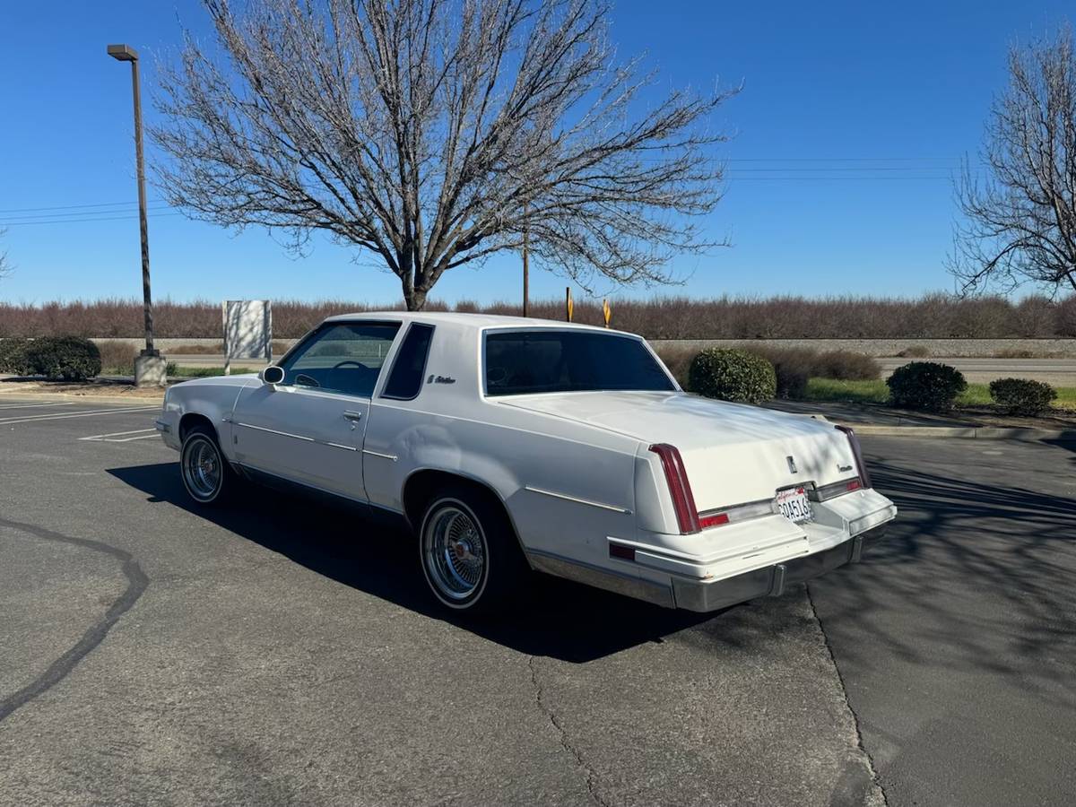 Oldsmobile-Cutlass-1983-white-144841-3