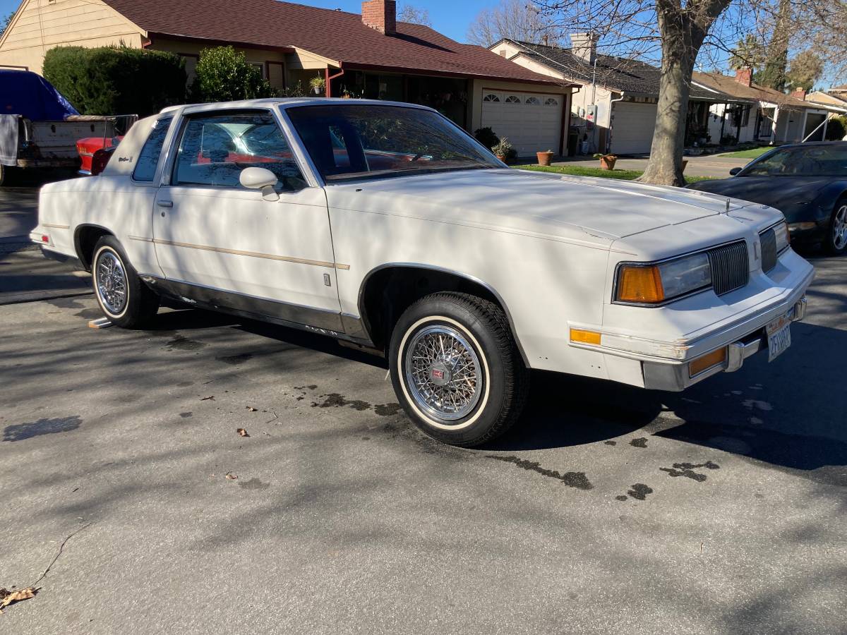 Oldsmobile-Cutlass-1987-1