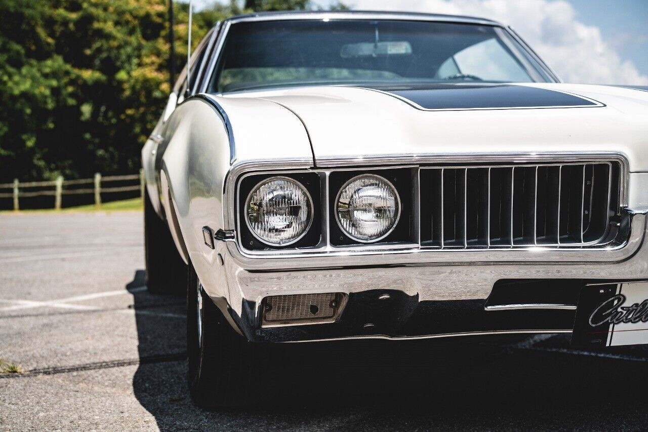 Oldsmobile-Cutlass-Coupe-1969-White-Black-19750-10