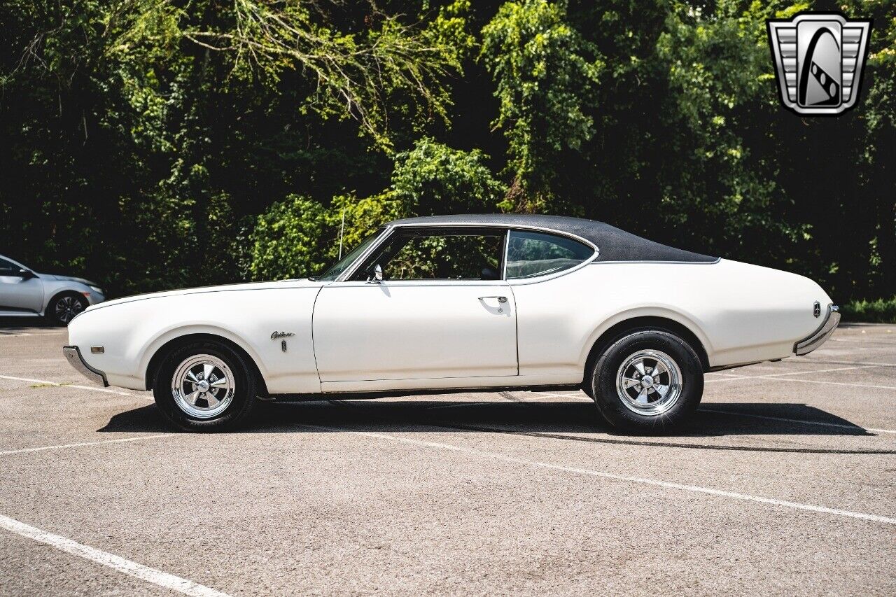 Oldsmobile-Cutlass-Coupe-1969-White-Black-19750-3