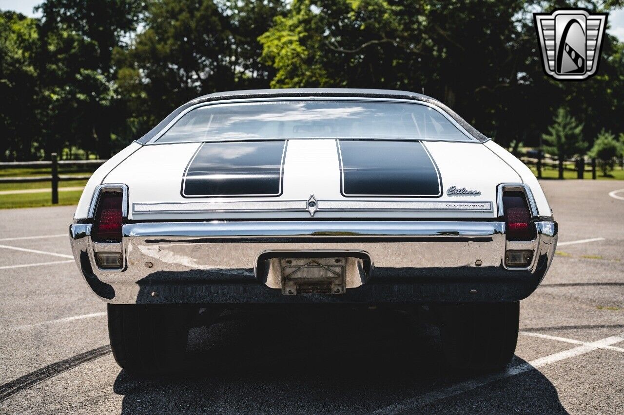 Oldsmobile-Cutlass-Coupe-1969-White-Black-19750-5