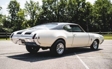 Oldsmobile-Cutlass-Coupe-1969-White-Black-19750-6