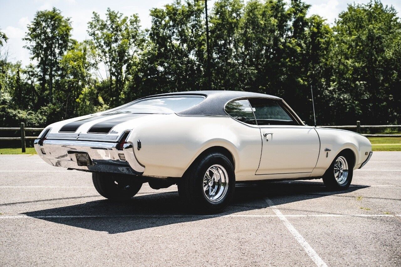 Oldsmobile-Cutlass-Coupe-1969-White-Black-19750-6