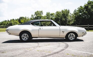 Oldsmobile-Cutlass-Coupe-1969-White-Black-19750-7