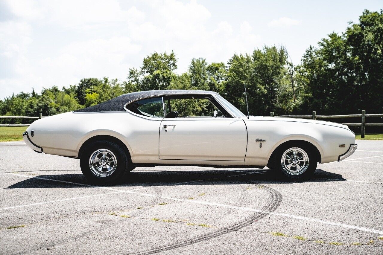 Oldsmobile-Cutlass-Coupe-1969-White-Black-19750-7