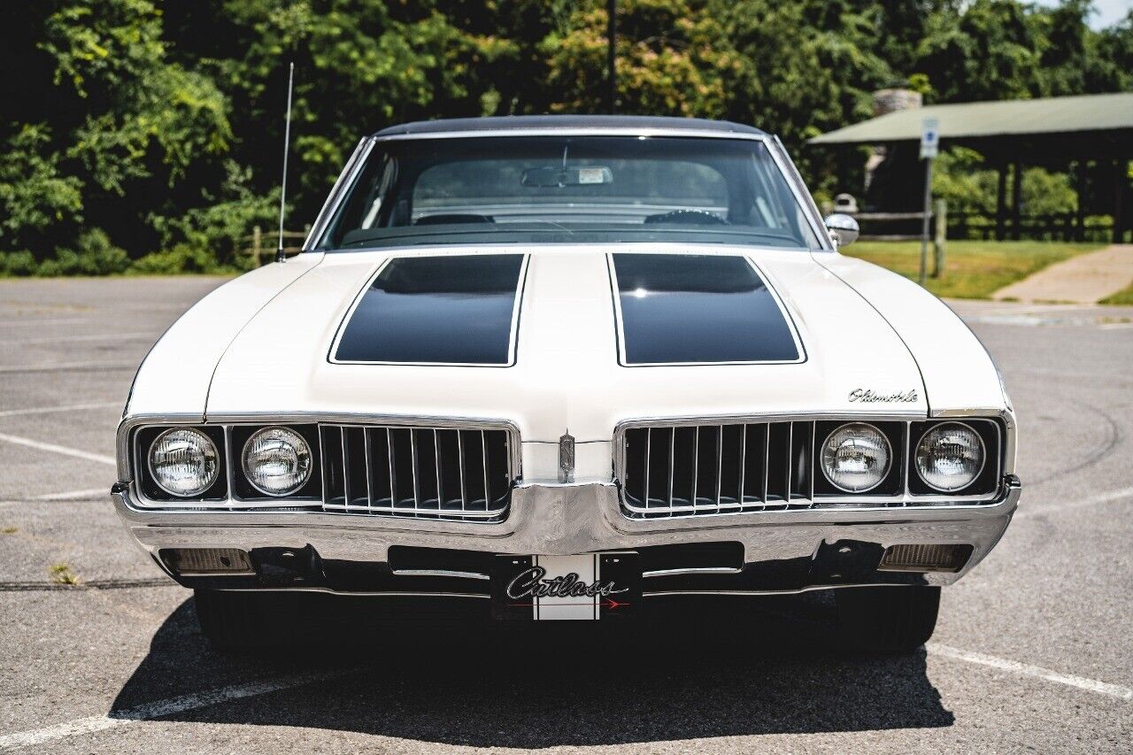 Oldsmobile-Cutlass-Coupe-1969-White-Black-19750-8