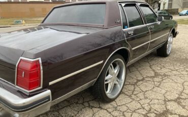 Oldsmobile-Delta-88-1981-127138-4