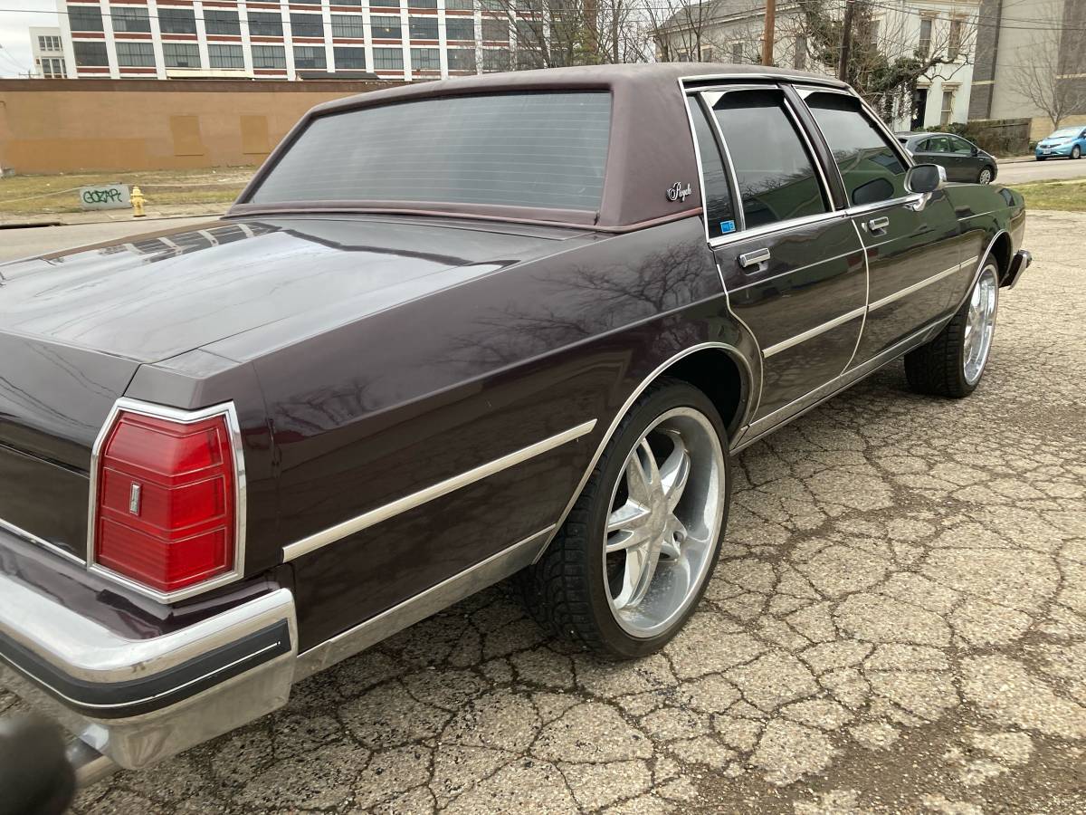 Oldsmobile-Delta-88-1981-127138-4