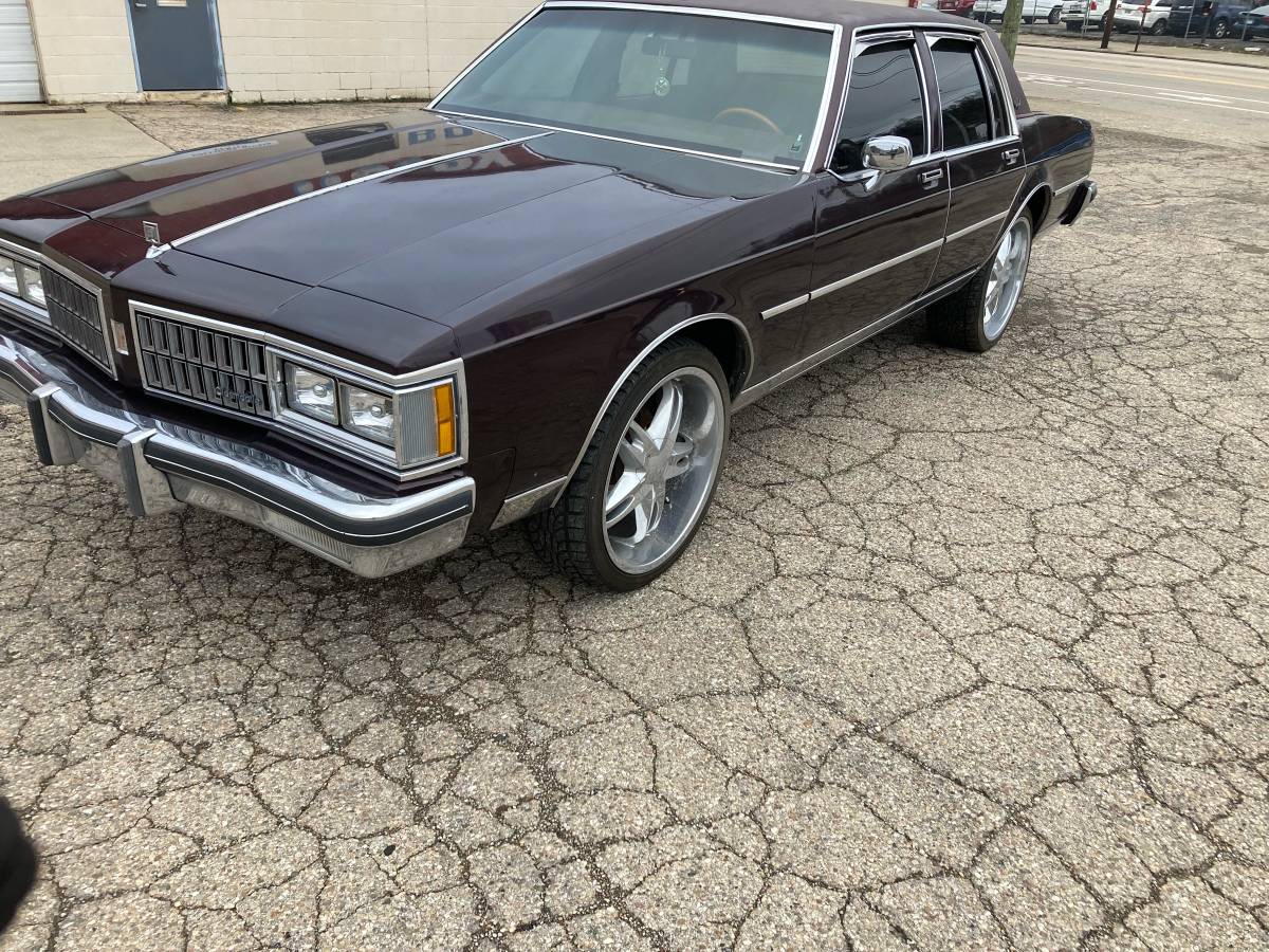 Oldsmobile-Delta-88-1981-127138-5