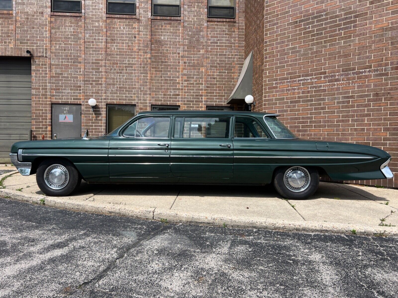 Oldsmobile-Dynamic-88-Limousine-1961-2